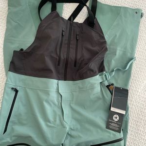 NWT The North Face Womens Ski Bib Pants Size Medium Futurelight A-CAD MSRP $549